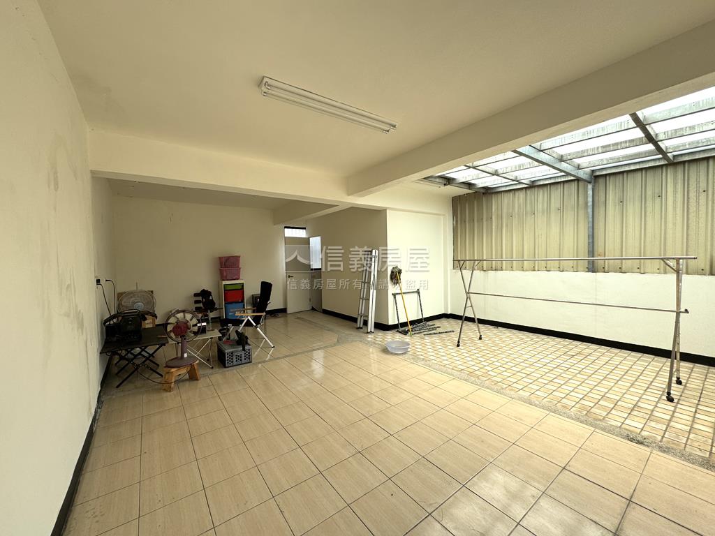 市區田字型美裝潢車庫透天房屋室內格局與周邊環境