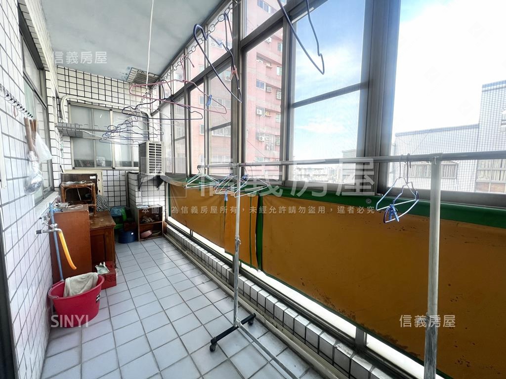 東區次頂樓四房平車房屋室內格局與周邊環境
