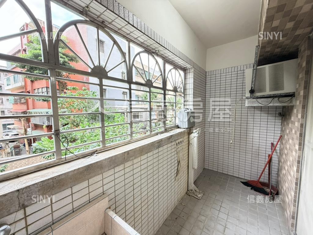 陸光綠景四房車位稀有釋出房屋室內格局與周邊環境