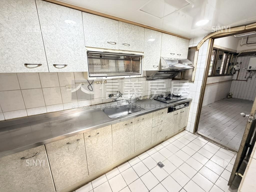 陸光綠景四房車位稀有釋出房屋室內格局與周邊環境