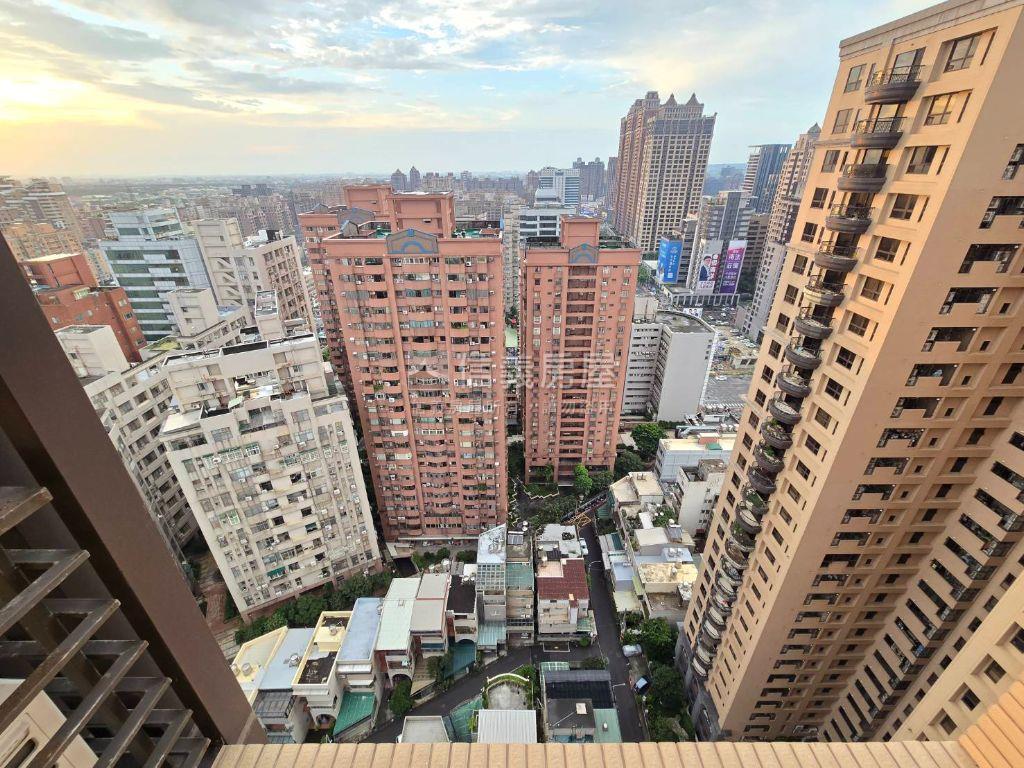 專任合雄帝璽溫馨景觀兩房房屋室內格局與周邊環境