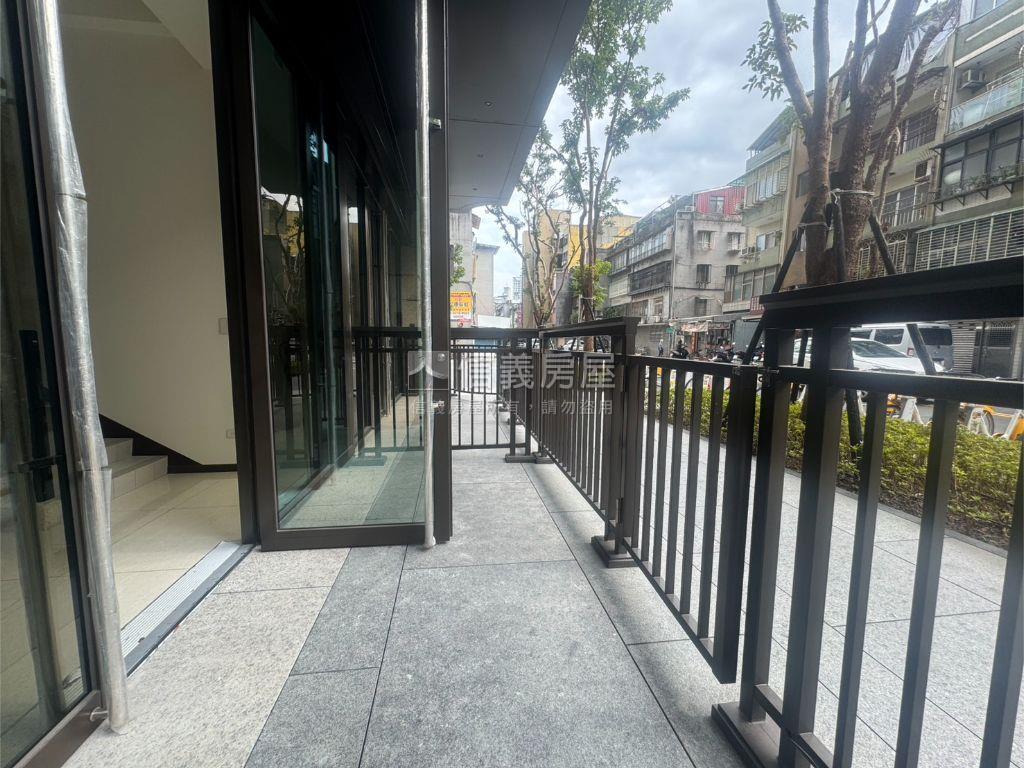 【精選】挑高松德長虹店面房屋室內格局與周邊環境