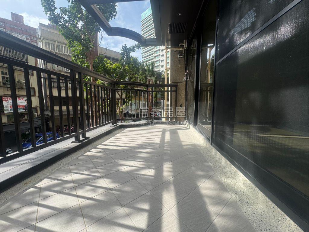【精選】挑高松德長虹店面房屋室內格局與周邊環境