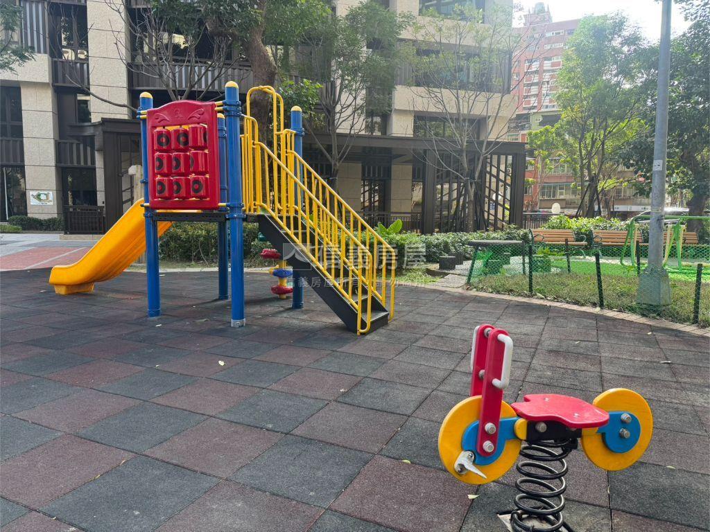 【精選】挑高松德長虹店面房屋室內格局與周邊環境