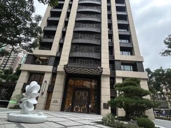 【精選】挑高松德長虹店面