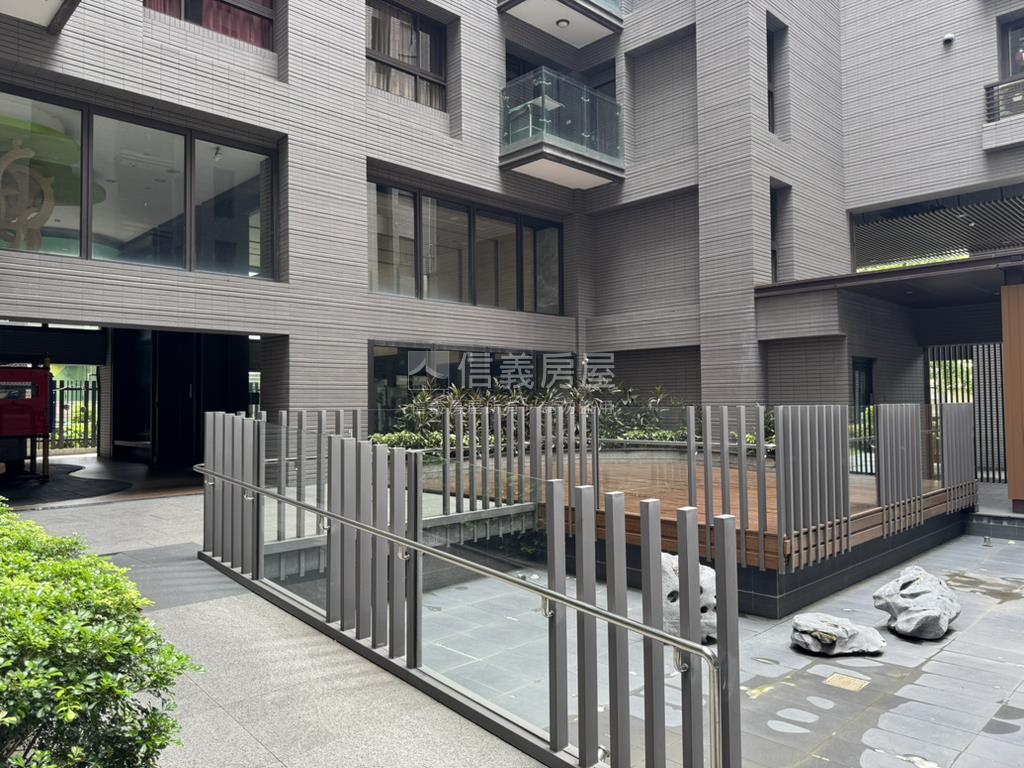 森ＭＯＭＡ近公園三房平車房屋室內格局與周邊環境