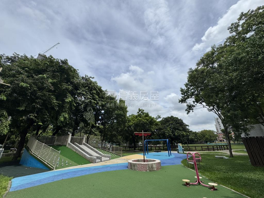 森ＭＯＭＡ近公園三房平車房屋室內格局與周邊環境