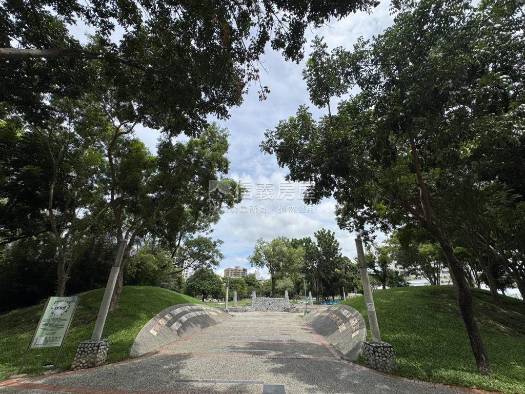 森ＭＯＭＡ近公園三房平車房屋室內格局與周邊環境
