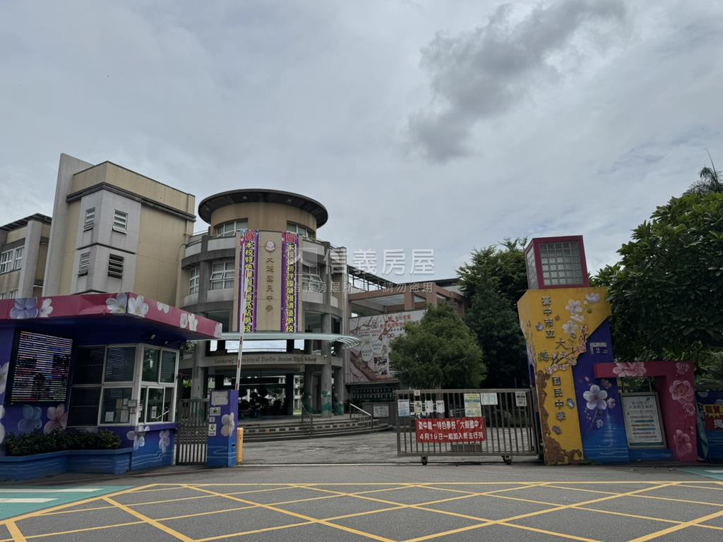 森ＭＯＭＡ近公園三房平車房屋室內格局與周邊環境