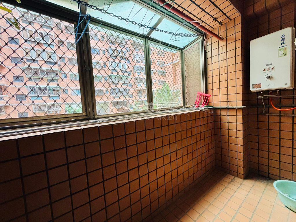逢甲｜孝親房｜挑高樓店房屋室內格局與周邊環境