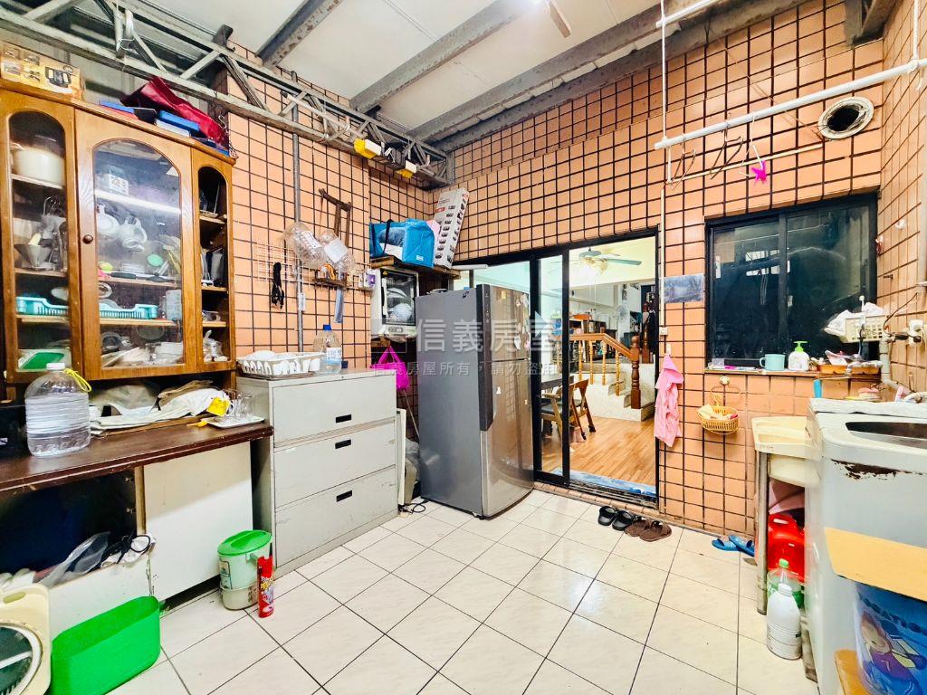 逢甲｜孝親房｜挑高樓店房屋室內格局與周邊環境