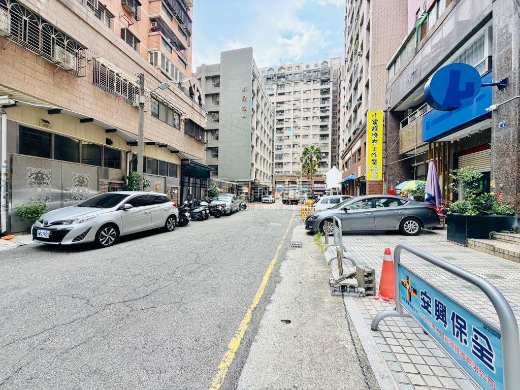 逢甲｜孝親房｜挑高樓店房屋室內格局與周邊環境