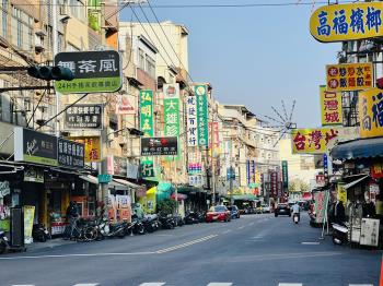 二苓市場熱鬧金透店