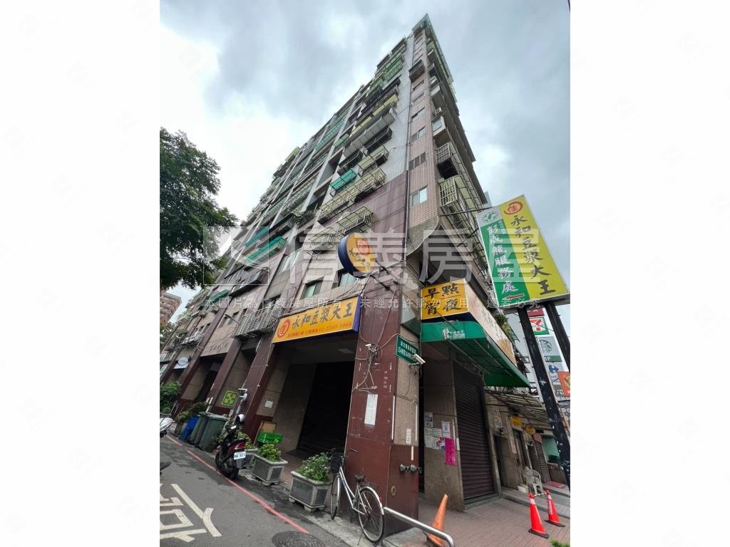 家樂福平步青雲三角窗店面房屋室內格局與周邊環境