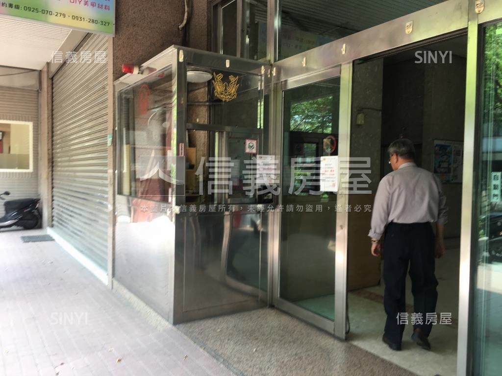 家樂福平步青雲三角窗店面房屋室內格局與周邊環境