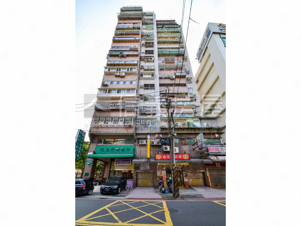 家樂福平步青雲三角窗店面房屋室內格局與周邊環境