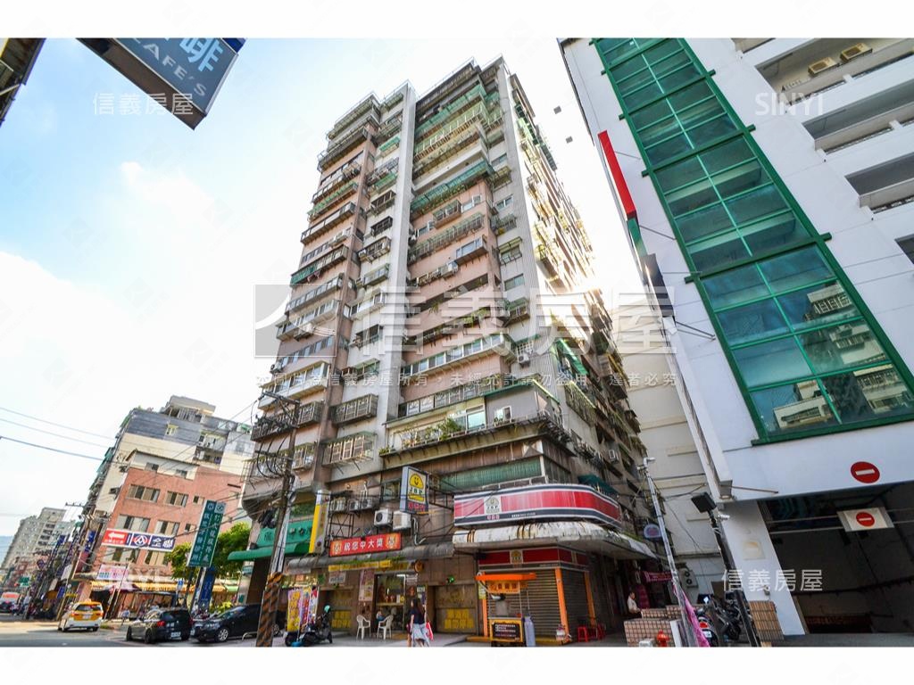 家樂福平步青雲三角窗店面房屋室內格局與周邊環境