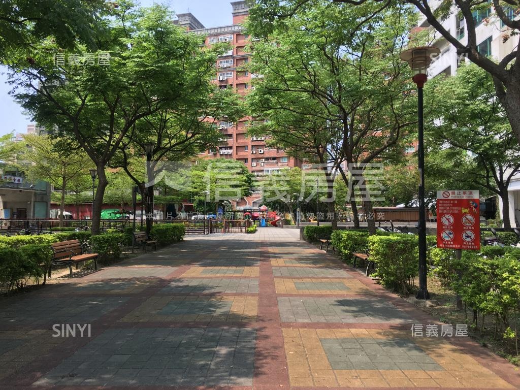 家樂福平步青雲三角窗店面房屋室內格局與周邊環境