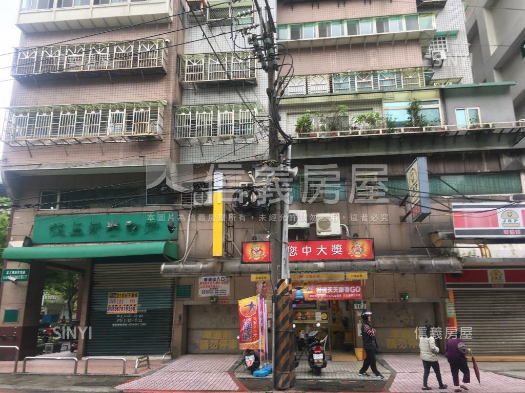 家樂福平步青雲三角窗店面房屋室內格局與周邊環境
