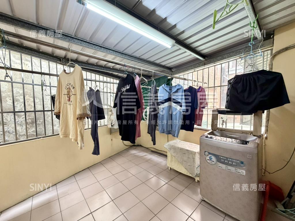 近小港捷運亮美騎樓透天房屋室內格局與周邊環境