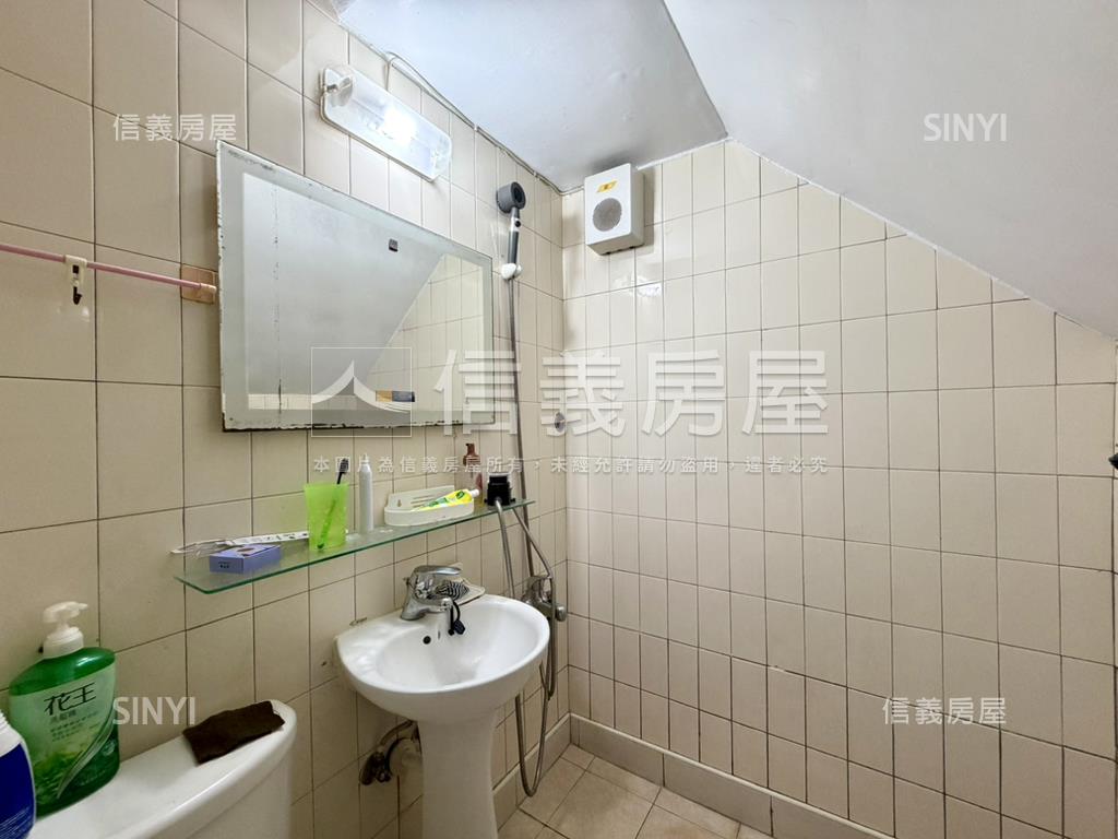 近小港捷運亮美騎樓透天房屋室內格局與周邊環境