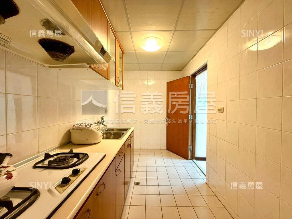 新接專任興安稀有一樓住辦房屋室內格局與周邊環境