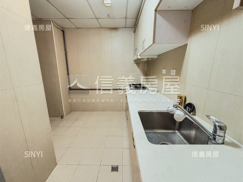 士北科福美３房車位房屋室內格局與周邊環境