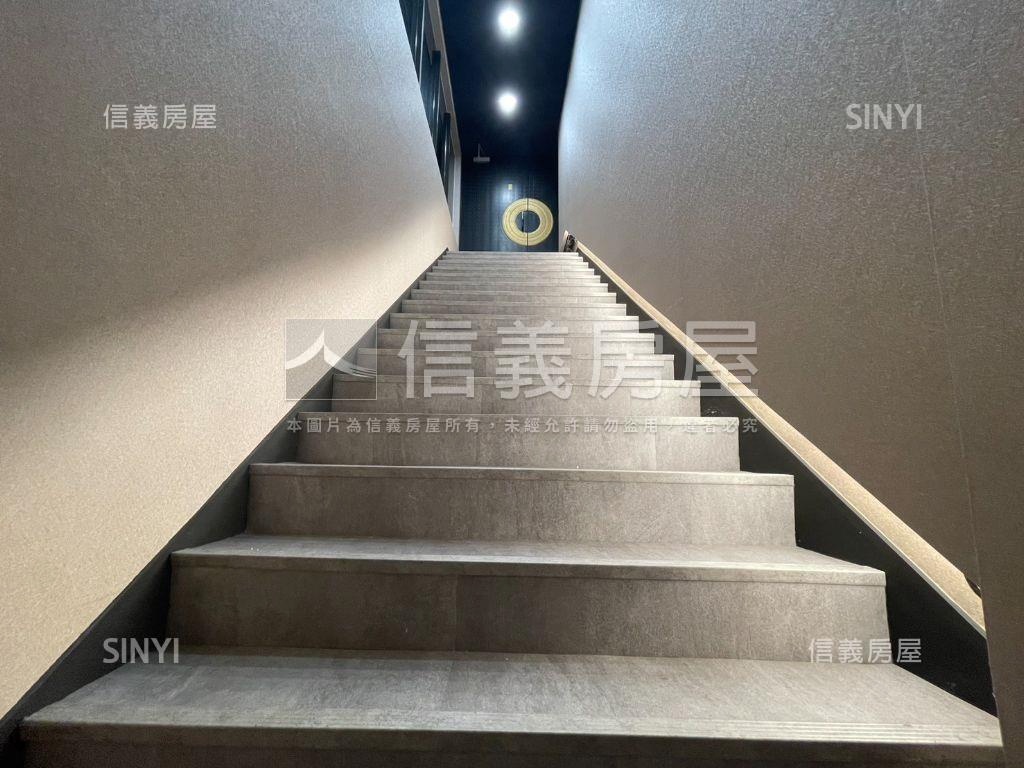 仁愛國館商業百坪店面房屋室內格局與周邊環境