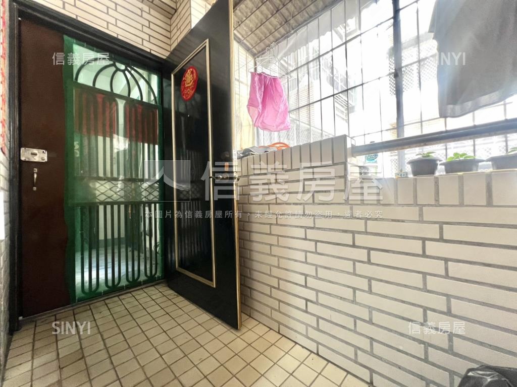 星鑽特區旁。二樓三房寓房屋室內格局與周邊環境