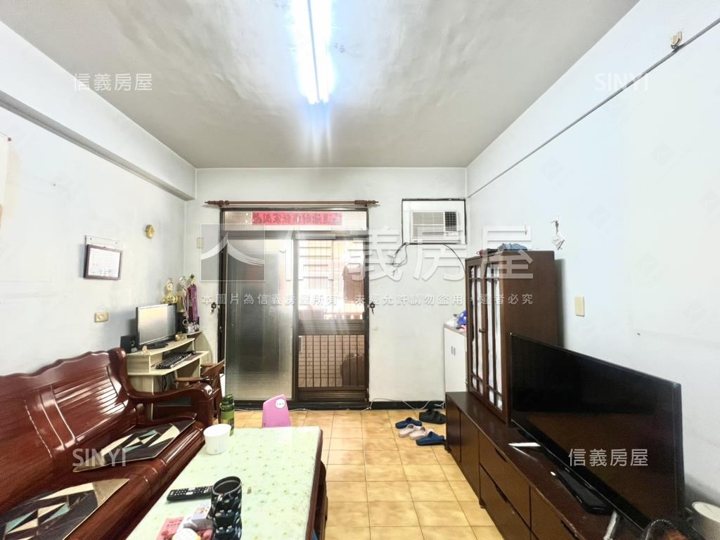 星鑽特區旁。二樓三房寓房屋室內格局與周邊環境