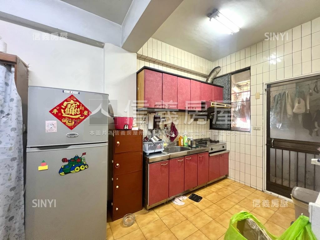 星鑽特區旁。二樓三房寓房屋室內格局與周邊環境