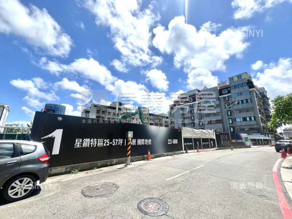 星鑽特區旁。二樓三房寓房屋室內格局與周邊環境