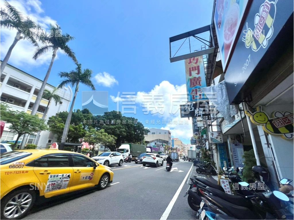 星鑽特區旁。二樓三房寓房屋室內格局與周邊環境