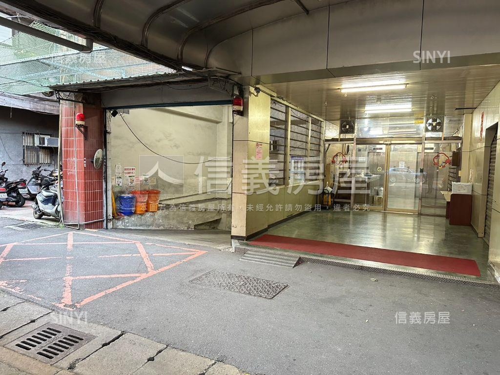 近西門／北門站。黃金店面房屋室內格局與周邊環境