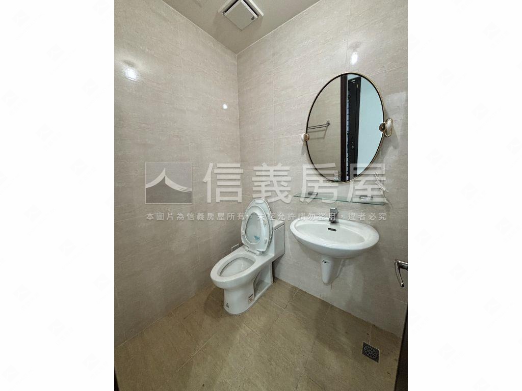 近輕軌校區旁大面寬金店面房屋室內格局與周邊環境