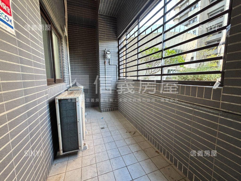 近輕軌校區旁大面寬金店面房屋室內格局與周邊環境