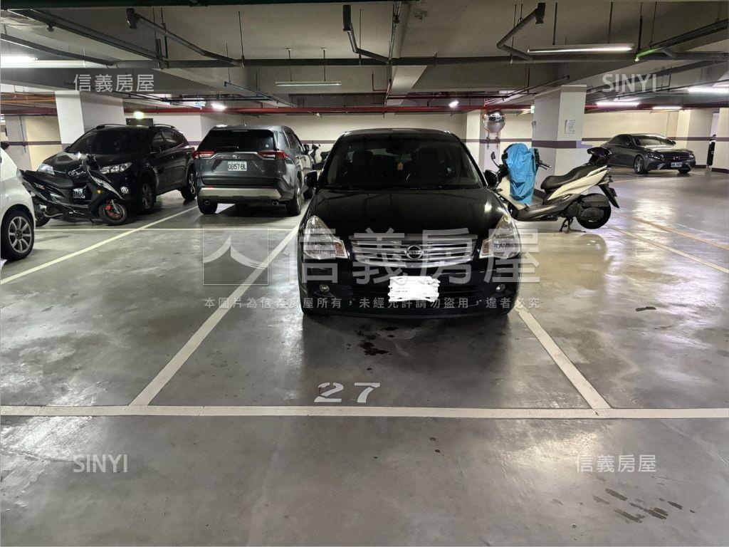 近輕軌校區旁大面寬金店面房屋室內格局與周邊環境