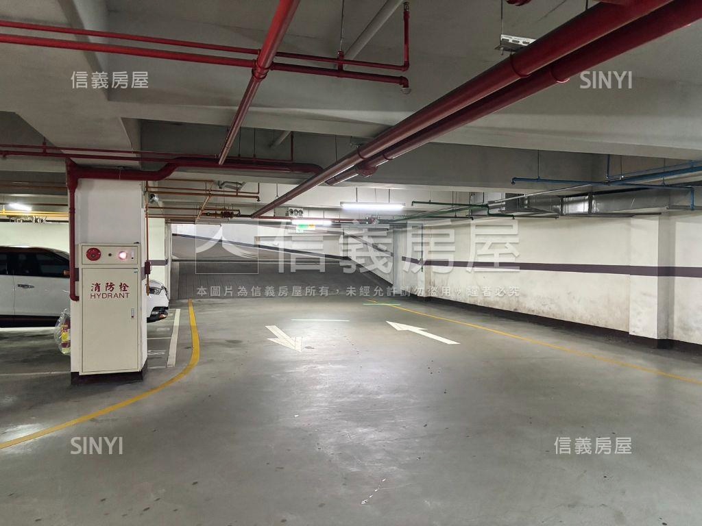 近輕軌校區旁大面寬金店面房屋室內格局與周邊環境