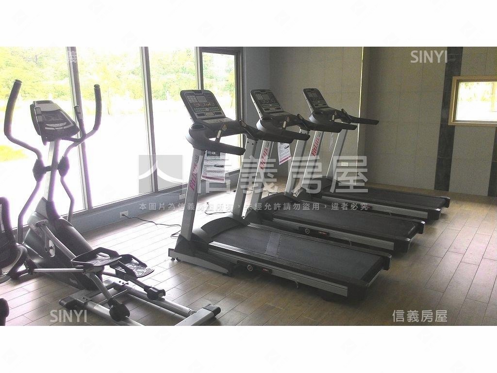 近輕軌校區旁大面寬金店面房屋室內格局與周邊環境