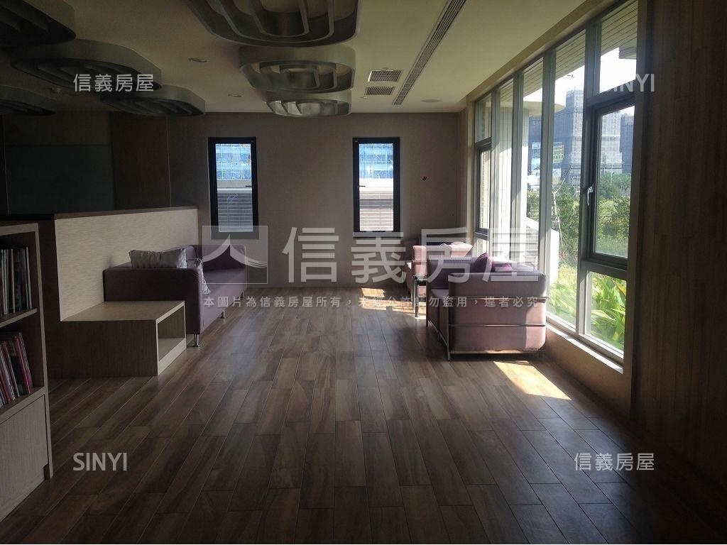 近輕軌校區旁大面寬金店面房屋室內格局與周邊環境