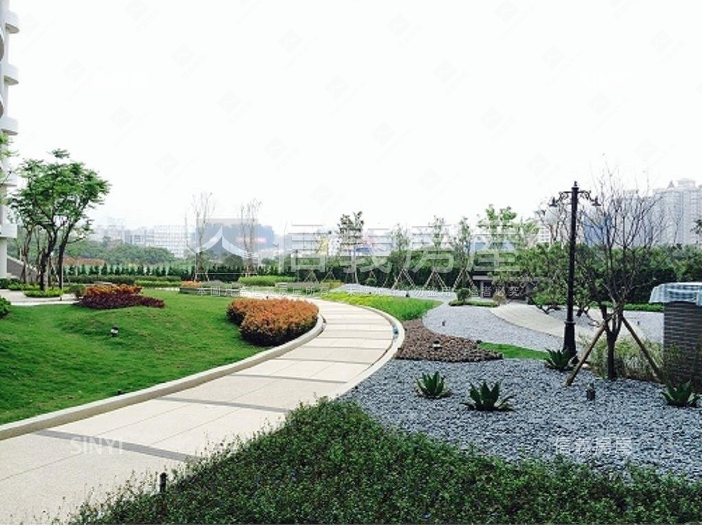 近輕軌校區旁大面寬金店面房屋室內格局與周邊環境