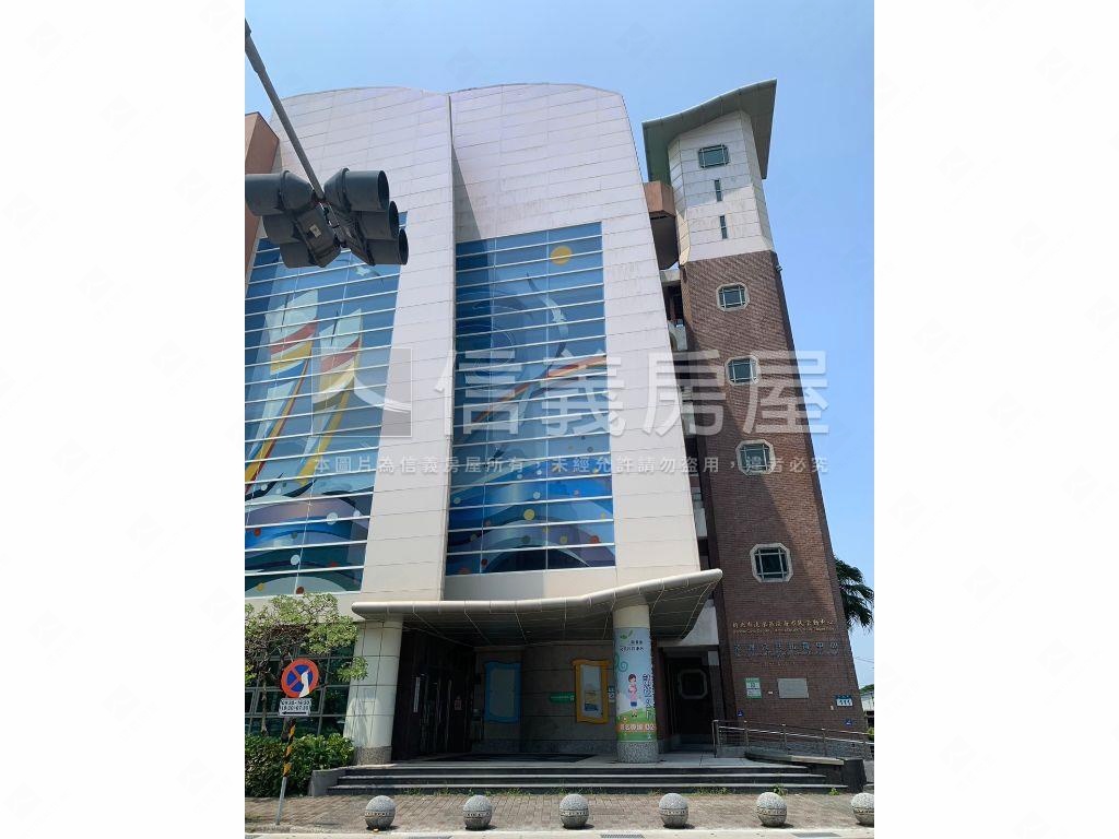 近輕軌校區旁大面寬金店面房屋室內格局與周邊環境