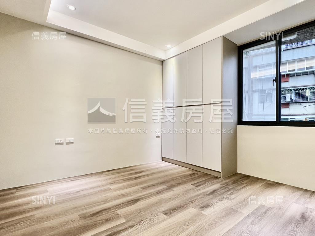 全新裝潢公園捷運電梯２房房屋室內格局與周邊環境