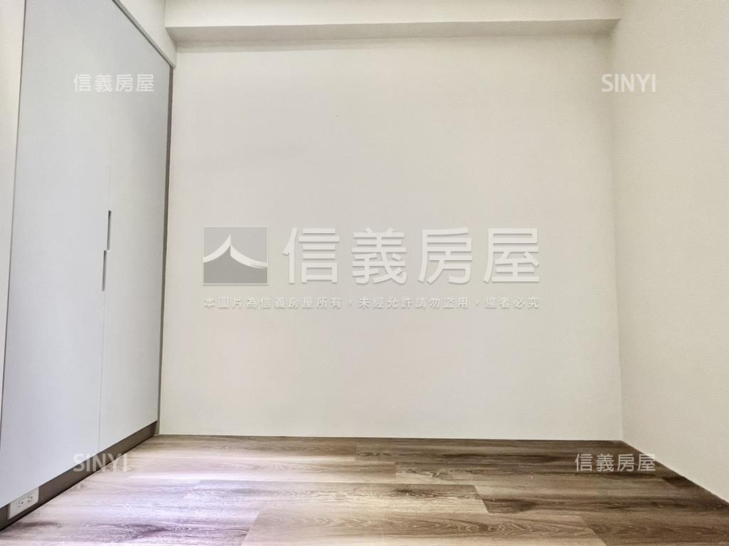 全新裝潢公園捷運電梯２房房屋室內格局與周邊環境