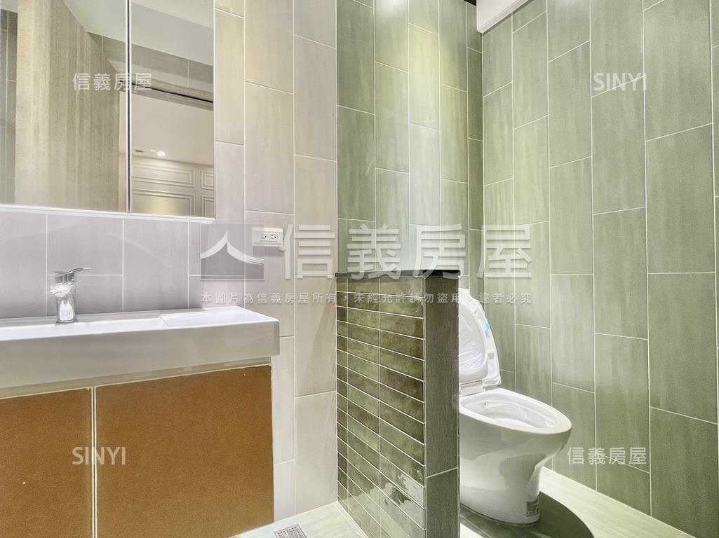 全新裝潢公園捷運電梯２房房屋室內格局與周邊環境