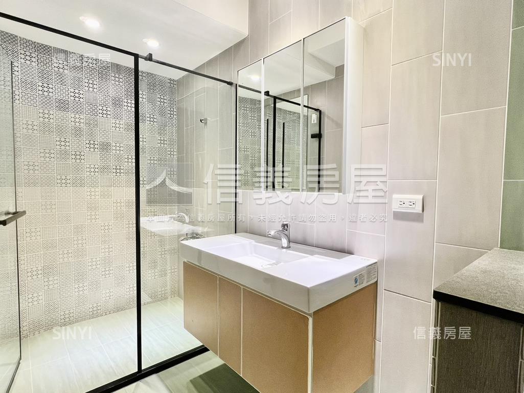 全新裝潢公園捷運電梯２房房屋室內格局與周邊環境