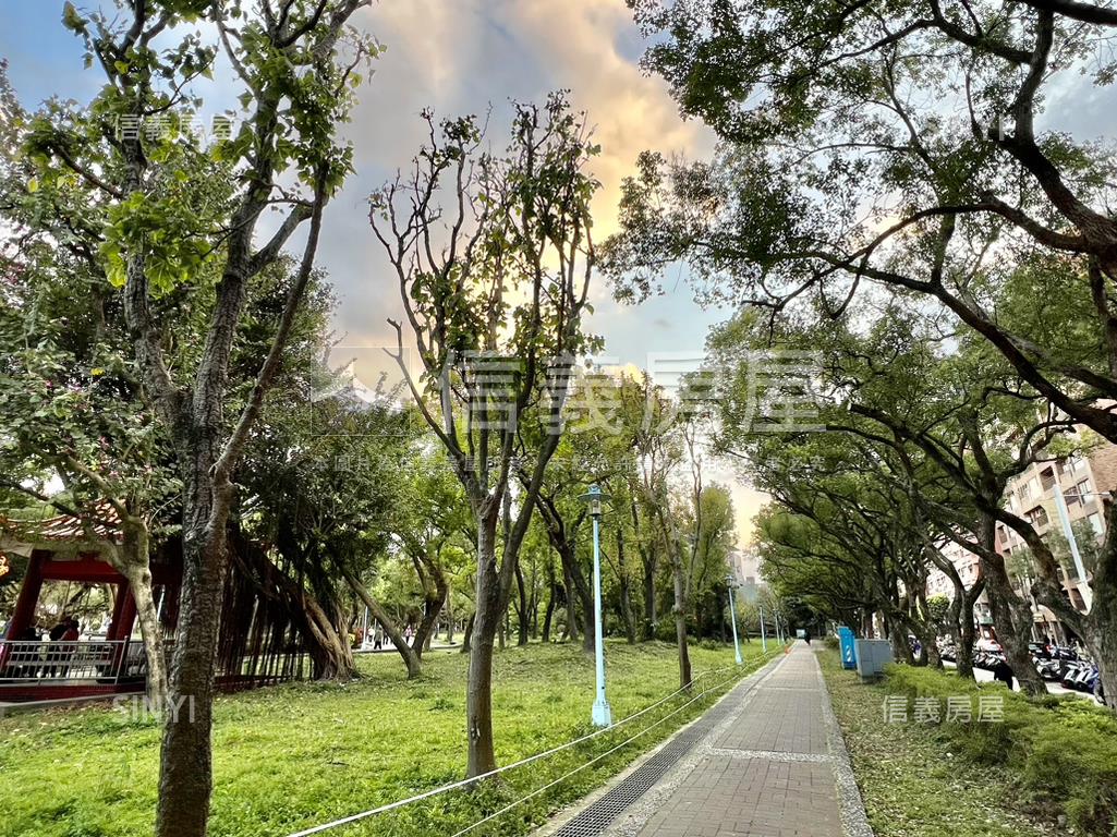 全新裝潢公園捷運電梯２房房屋室內格局與周邊環境