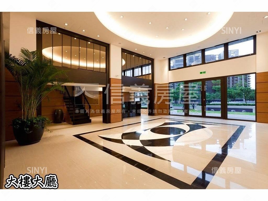 新市鎮蛋黃區大坪數店面房屋室內格局與周邊環境