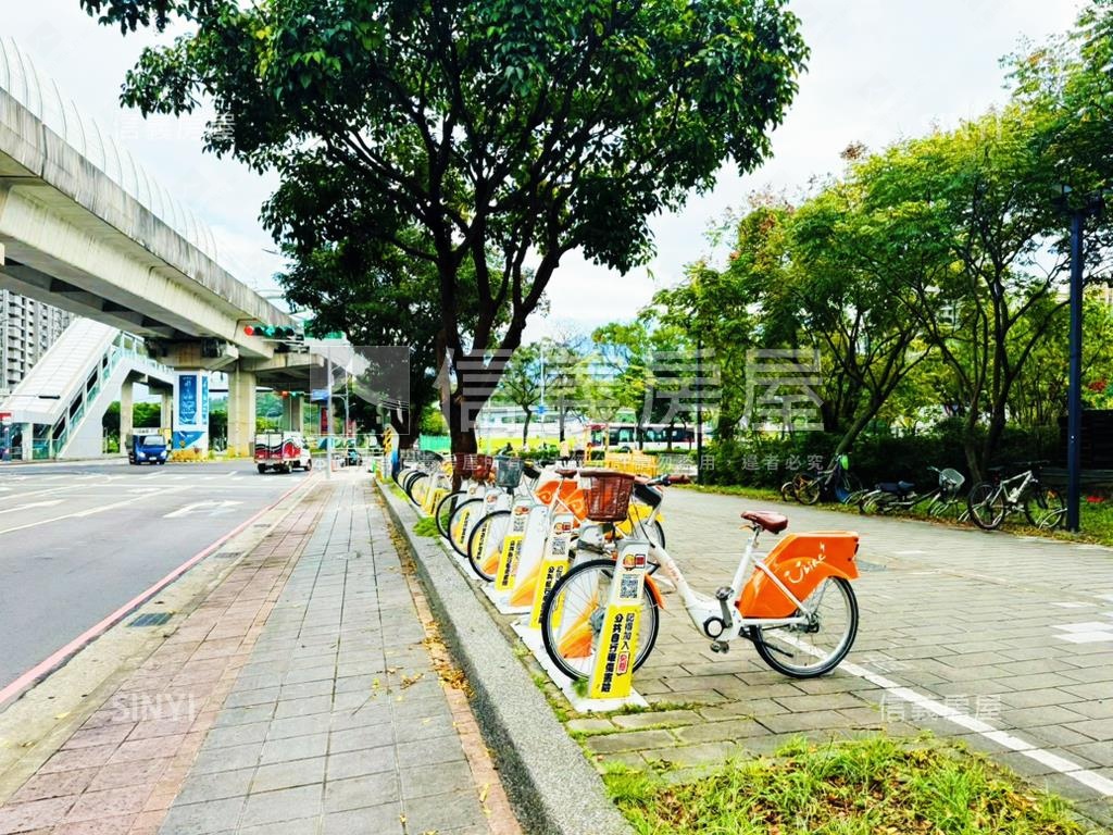 新市鎮蛋黃區大坪數店面房屋室內格局與周邊環境