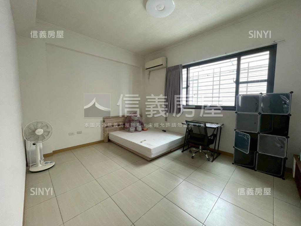 屋齡約１２年質感店墅房屋室內格局與周邊環境